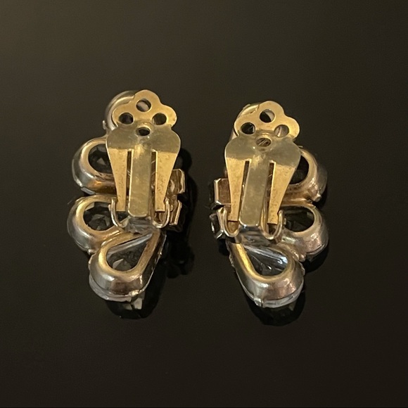 ✨ Stunning VTG Flower Clip On Earrings - Picture 2 of 3